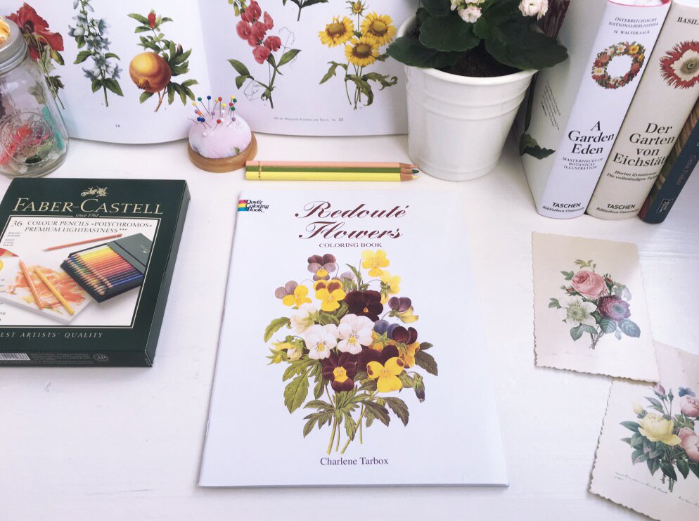 Книжный обзор: раскраска Redoute Flowers, по которой можно вышивать